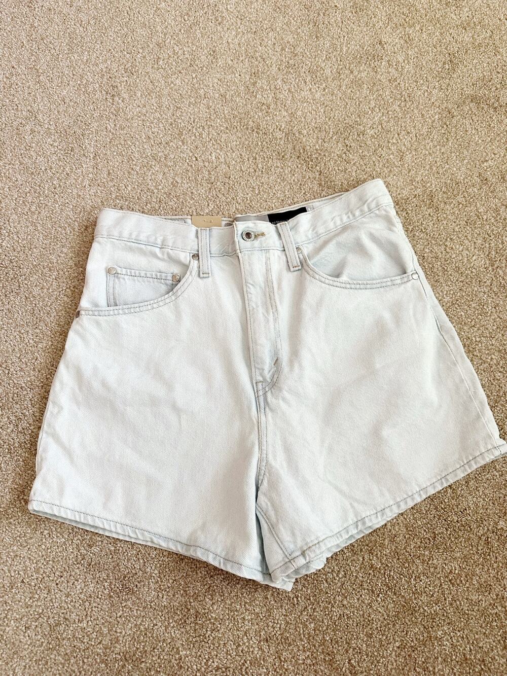 NEW Levi’s Silver Tab High Rise Light Wash Mom Shorts Size 10/30